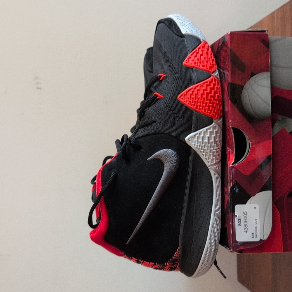 Nike Air Kyrie 4 Sz 11.5